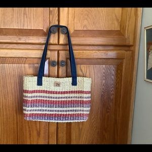 Tommy Hilfiger wicker/straw shoulder bag with magnetic closure.